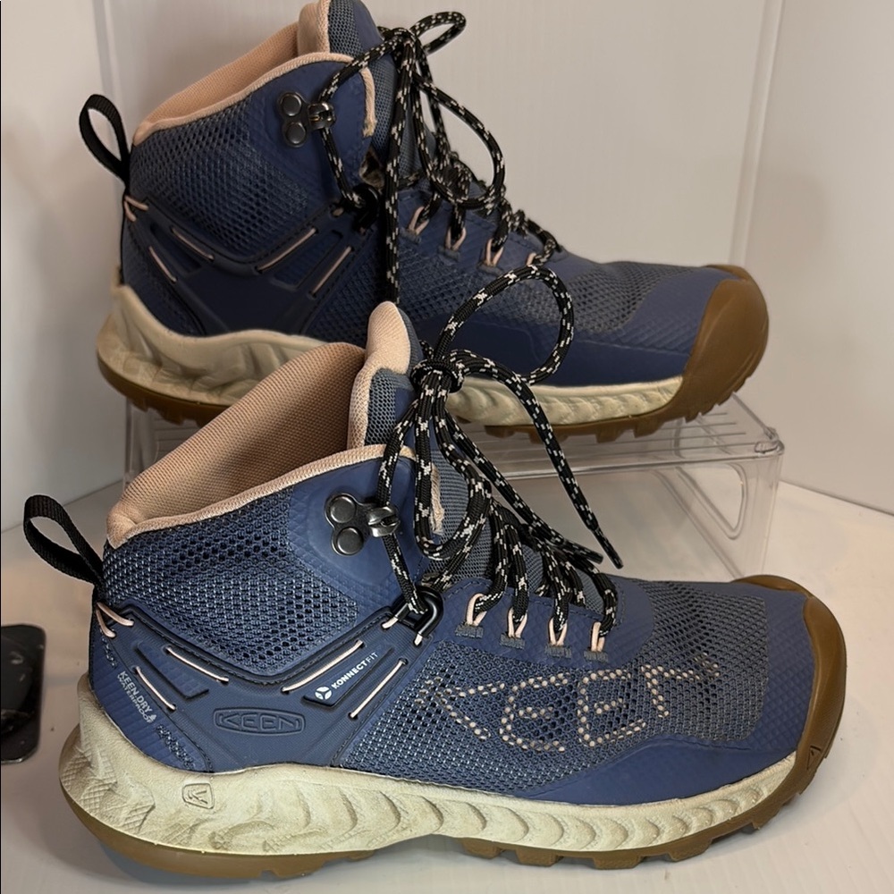 Keen blue and Tan Hiking Boots with heel lock 6.5 arch support Box 1